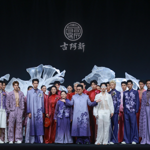古阿新2026春夏系列亮相中国国际时装周，以杜鹃花为灵感演绎东方意境