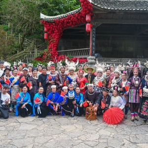 贵州云峰屯堡“村T”大秀上演：时尚跃动六百年古巷  民族共绘融合新画卷